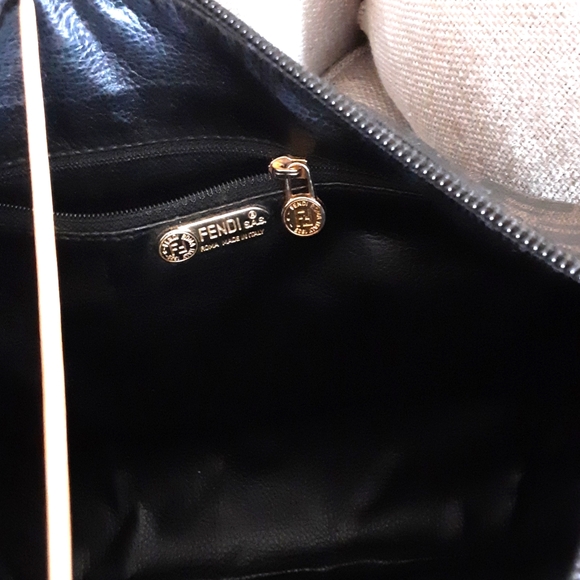 Fendi zucca crossbody or shoulder bag with detachable and adjustable strap. - Picture 10 of 16